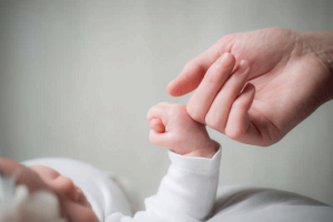 试管婴儿胚胎移植后,真的需要卧床休息等待着床吗?